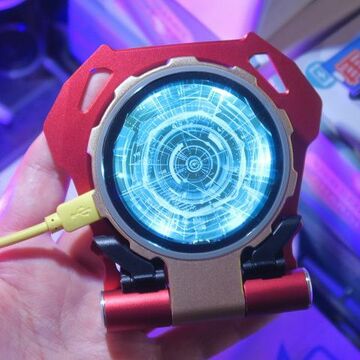 アイアンマンっぽいデザインのワイヤレス充電器