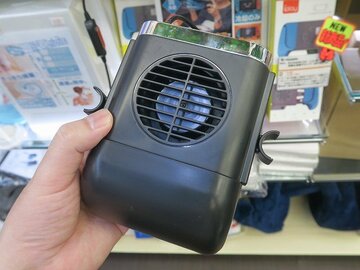 背中に風を送り込むヘッドレストファンで蒸れずに快適ドライブ!