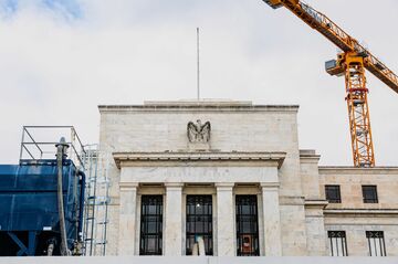 FRB、金利据え置き　利下げへの門戸広げる