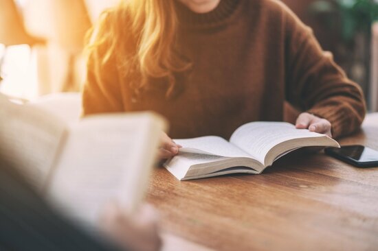 『なぜ働いていると本が読めなくなるのか』の著者が「もともと動物にまったく興味のない私ですら“えー！ そうなんだ！”とうなずいているうちに、気が付いたら読み終えていた」と語る“分厚い本”とは？