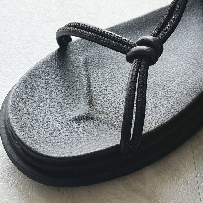 「長時間でも疲れにくい」「色違いも買おうかな」ユニクロの“足の形に合わせられるサンダル”甲高＆幅広でも履き心地バツグン！「サイズの調整が自由にできる」