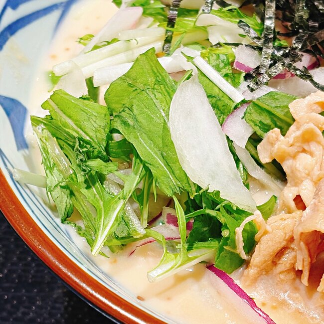 「飲み干したくなる」「毎日食べたい」丸亀製麺の“やみつき限定メニュー”具だくさんで麺が見えないよ！「ガチでうますぎた」「大当たり」《実食レビュー》