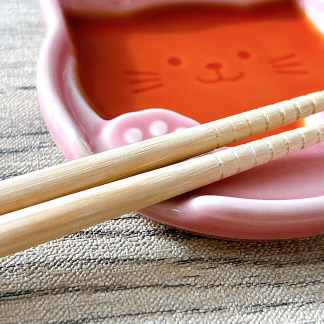 待って、天才すぎる…!セリアで見つけた「ネコちゃん食器」小皿と箸置きが合体してるんだけど!