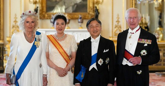 バッキンガム宮殿での晩餐会を前に記念撮影に応じる天皇、皇后両陛下、チャールズ国王夫妻