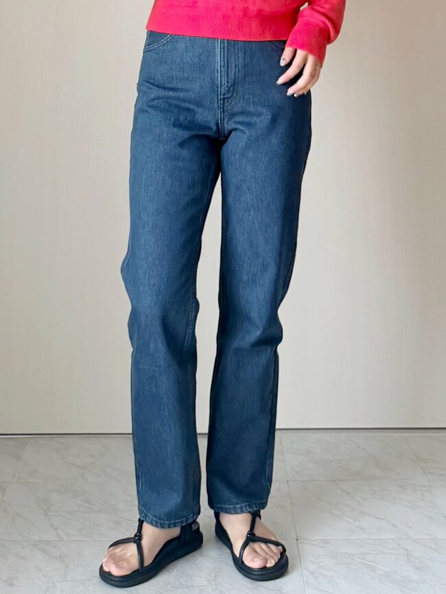 「とても綺麗なシルエット」「スタイル良く見えてびっくり」ユニクロの“新作ジーンズ”はくだけで脚長に見えてスゴい！「とても気に入りました」