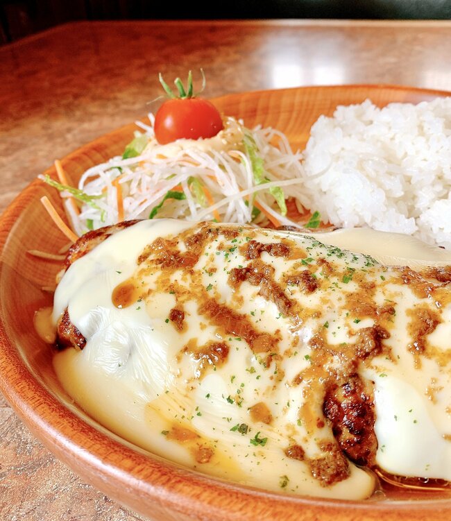「腹パンすぎてやばい」「暴力的に美味しい」びっくりドンキーの“1400kcal超えメニュー”ひと口の満足感がスゴいんです！「肉汁ヤバいくらい出てきて幸せ」