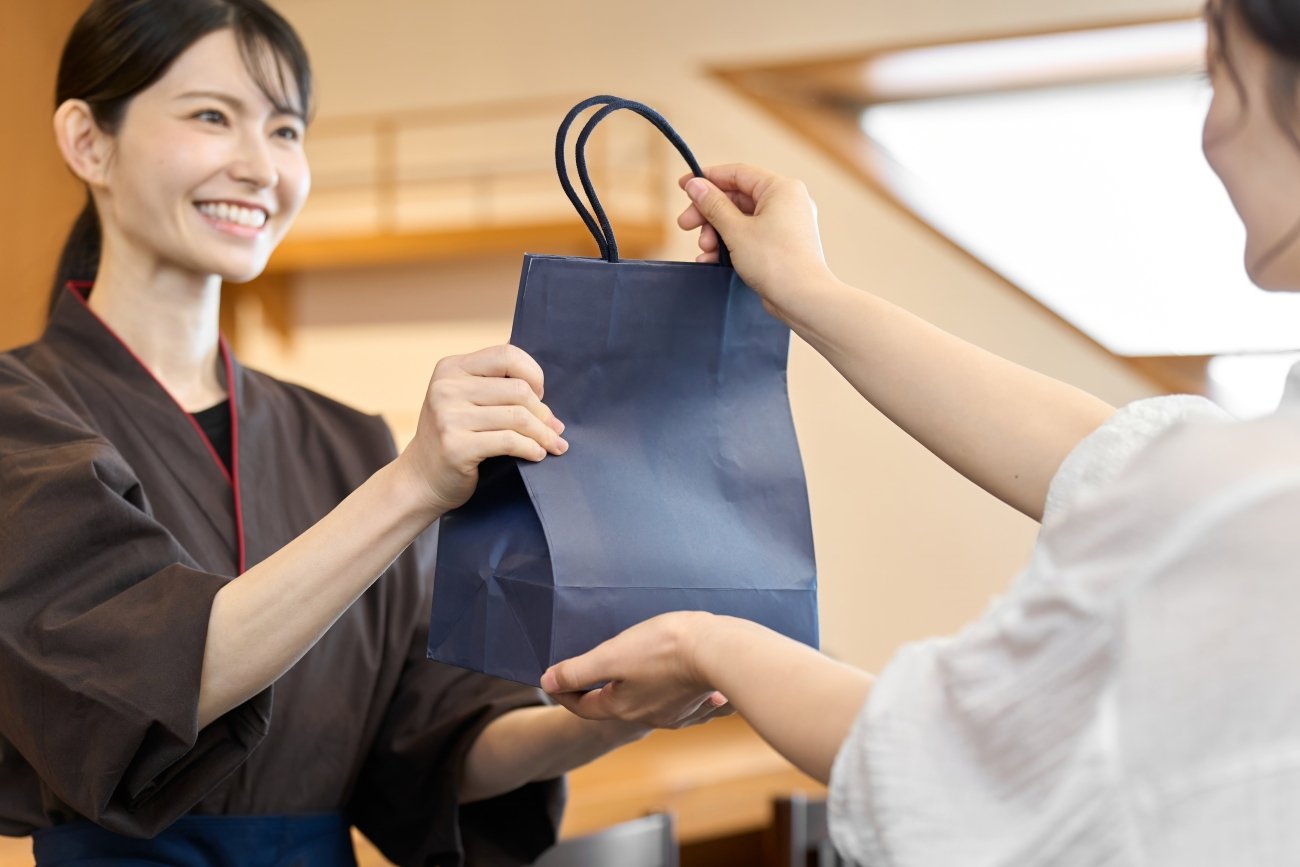 なぜお土産店は、手提げ袋を無料にしてくれるのか？