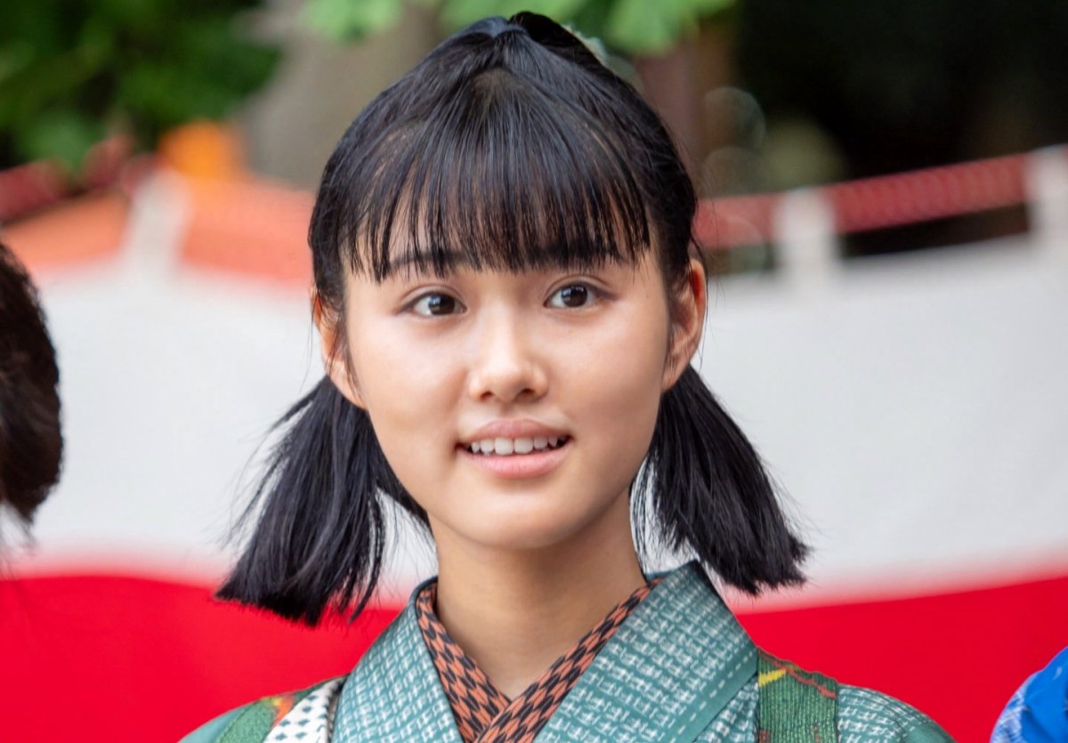 「愛国のかがみたれ!」その言葉の裏に…黒井先生(瀧内公美)が語らなかった過去の“選択”〈原菜乃華コメント付き〉【あんぱん第35回レビュー】