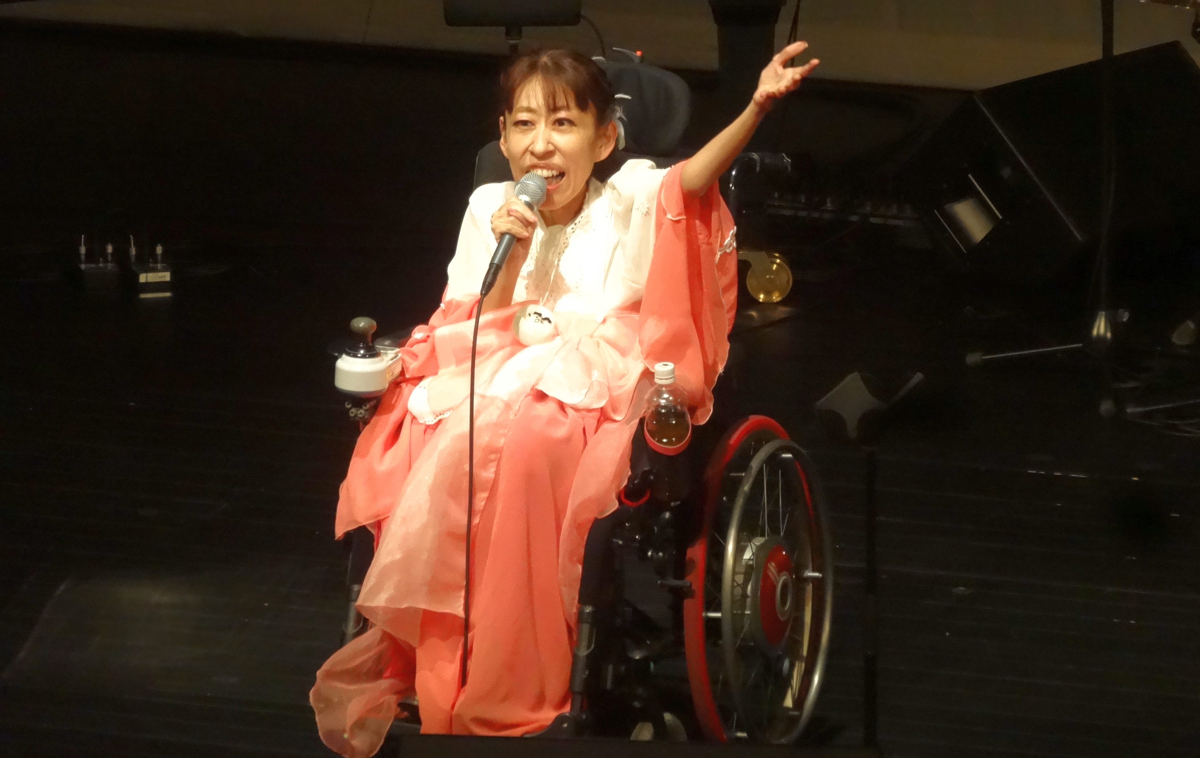 車椅子の歌姫、朝霧裕さんが生活保護に支えられて掴んだ「自立」とは