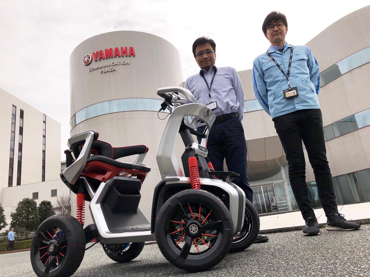 ヤマハ本社施設・コミュニケーションプラザの前で「YNF-01」の走行体験。その後に記念撮影