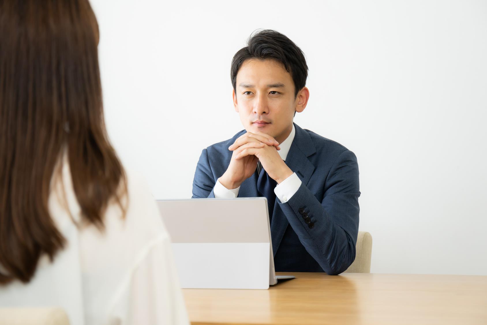 なぜ、相手を論破しようとする人は、寡黙な人に「交渉」で負けるのか？