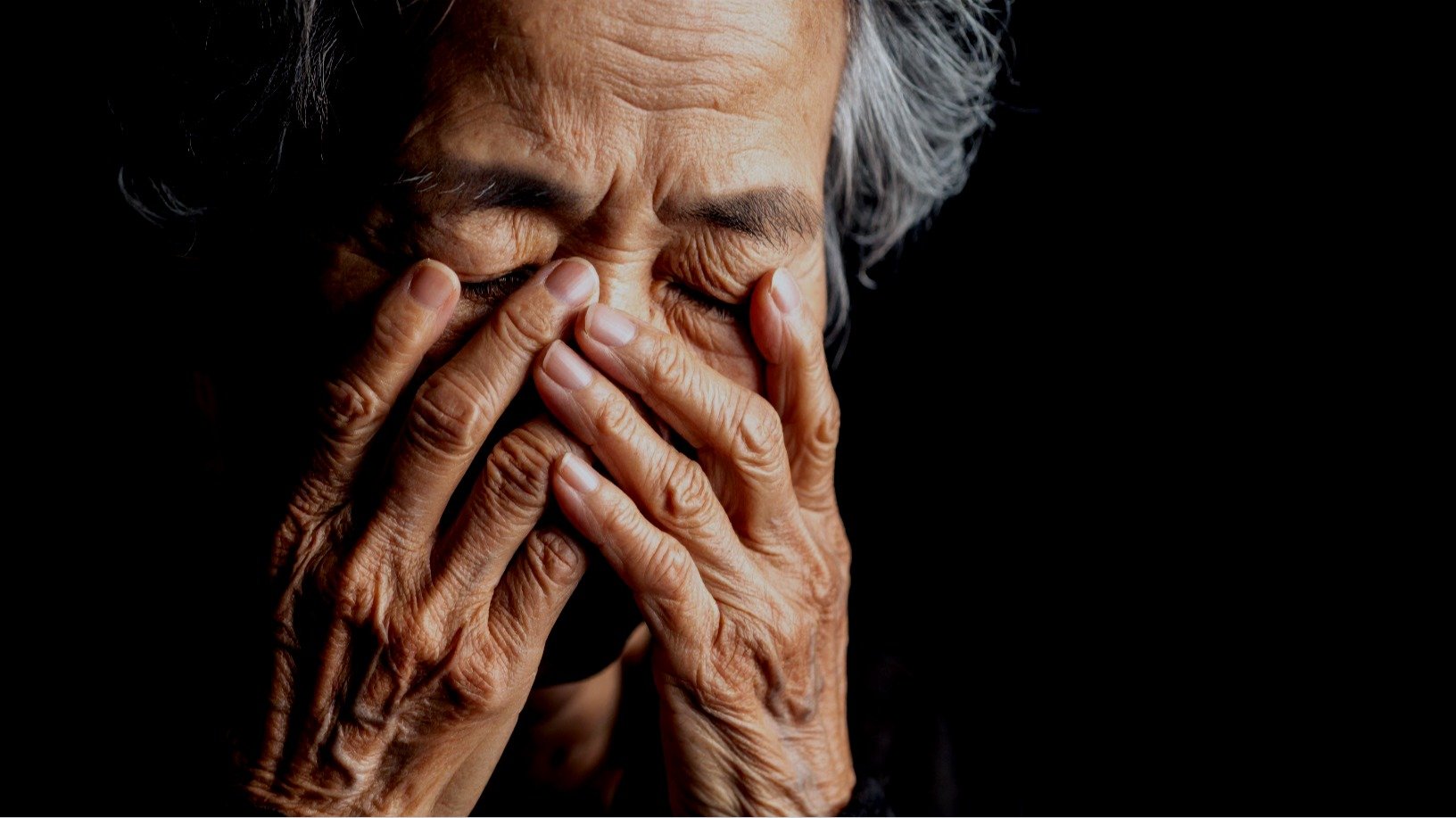 《腰の曲がった祖母の写真が壁一面に…》モンスター化した妹が支配する実家で目撃した、あまりに異常な光景