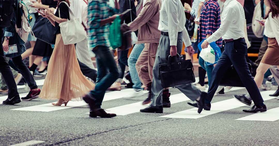 横断歩道を歩く人々