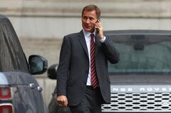 英政府が犠牲になった金利上昇の世界
