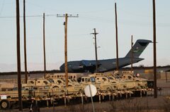 米、軍用機での移民送還を停止　高コストで
