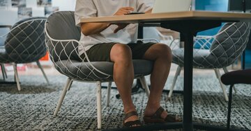 すね毛がハラスメントってウソだろ…中年男性ライターが「すね毛狩り」におびえるワケ
