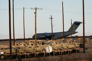 米、軍用機での移民送還を停止　高コストで