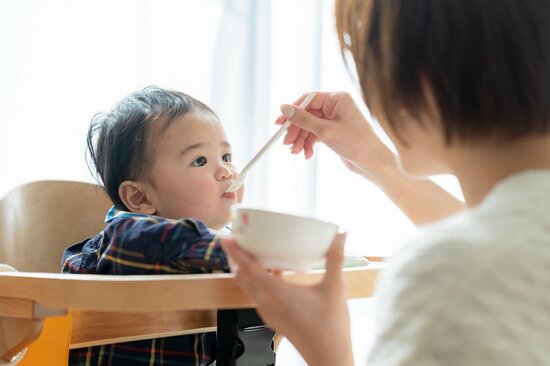 【小児科医が教える】たんぱく質の離乳食を「6ヵ月から始めた子、1歳から始めた子」。発達に出る違いとは？