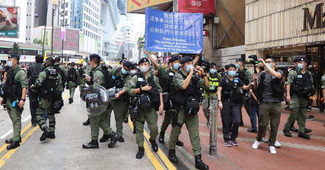 2020年10月、香港で、抗議のため集まった市民の排除に乗り出す警察　Photo: JIJI