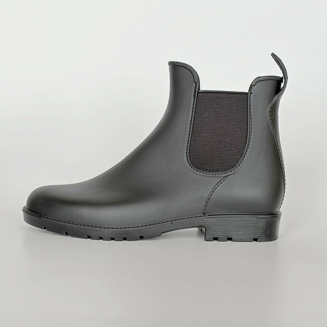 「安さにびっくりして衝動買い」ダイソー姉妹店の“高見えレインブーツ”がコスパ抜群すぎる！「以前在庫なくて買えなかった」「ぜんぜん安っぽく見えない」