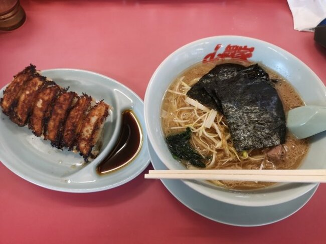 強烈な豚骨臭が人気の「ラーメン山岡家」が絶好調！チェーンなのに「店ごとに味が違う」ワケ