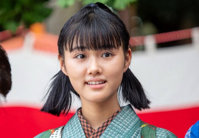 「愛国のかがみたれ!」その言葉の裏に…黒井先生(瀧内公美)が語らなかった過去の“選択”〈原菜乃華コメント付き〉【あんぱん第35回レビュー】