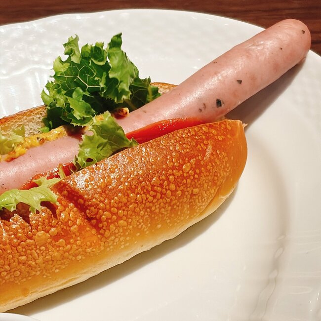 【星乃珈琲】こりゃ通い詰めたくなるわ…！500円の“豪快メニュー”具材がはみ出しちゃってるよ！「想像してたより大きい」「コスパかなり良き」《実食レビュー》