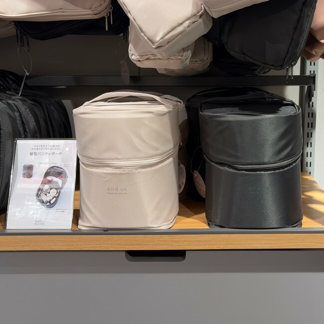 「大容量なのが嬉しい」3COINSの“自立するコスメポーチ”化粧水ボトルも入りました！「高さのある物も立てて収納できる」「旅行などにも最適」