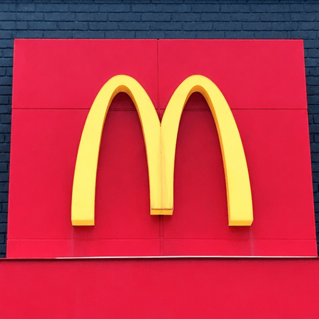 【マック】「ばかウマでした」17時から頼める“やけくそバーガー”肉もチーズも入れすぎだよ!「マジでお昼も食べたい」「満腹になりました」《実食レビュー》