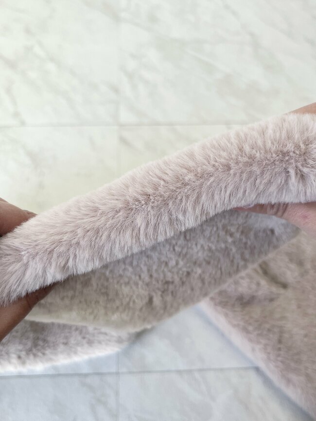 「友達に褒められた」ハニーズの“ミニサイズのマフラー”毛布みたいにフワフワだし口元まで温かい!!「色違いで購入」「本当にかわいい」