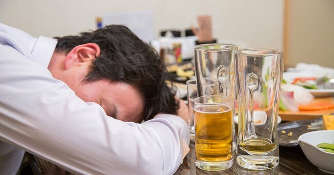 パーっと飲みに行ったはずなのになんだか気が晴れない……そんな悩みを抱える人に本当に効くストレス解消方法とは？【精神科医が解説】