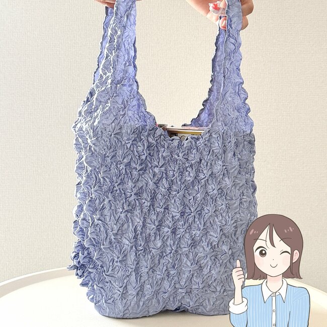 「荷物が入る入る」ダイソー姉妹店の“ビヨーンと伸びるエコバッグ”小さいのに想像以上に入る!「めちゃめちゃ便利」「無造作にカバンに入れられて楽」