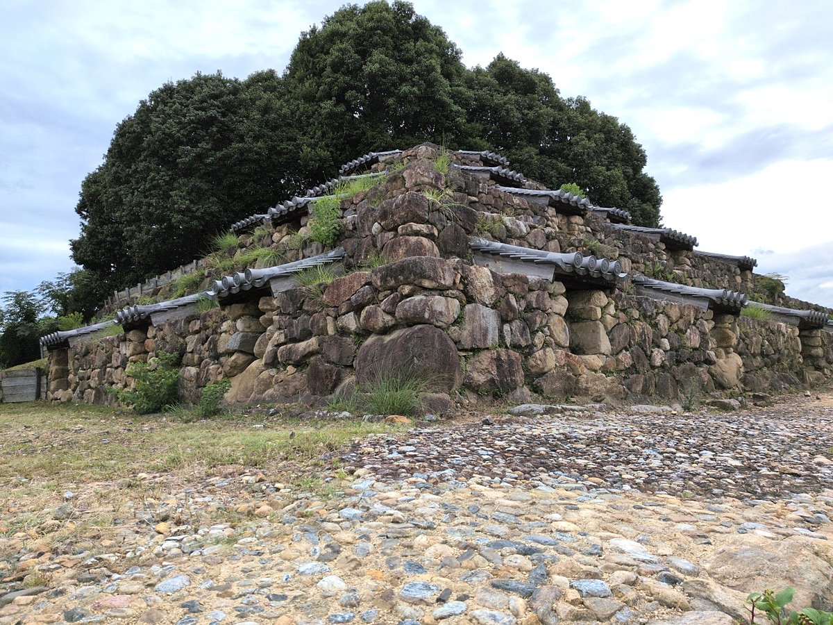 登山中にピラミッドが突如出現！岡山「石積みの遺構」は、奈良時代の “超有名人” を埋めた墓のルーツだった？