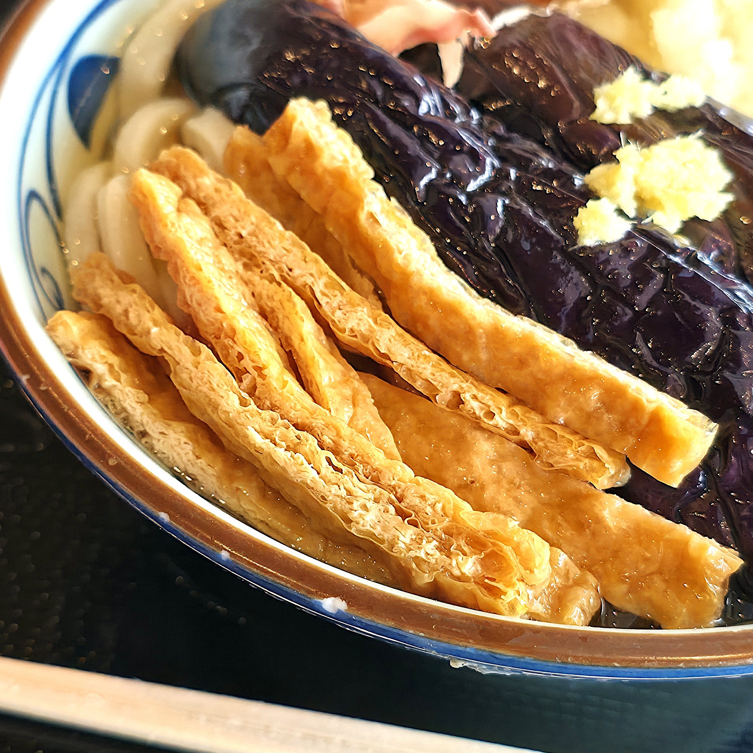 「神かもしれない」「ガチうまかった」丸亀製麺の“豪快すぎるメニュー”具材がドーンとのってて笑っちゃった！「めちゃくちゃ大っきくて嬉しい」【実食レビュー】