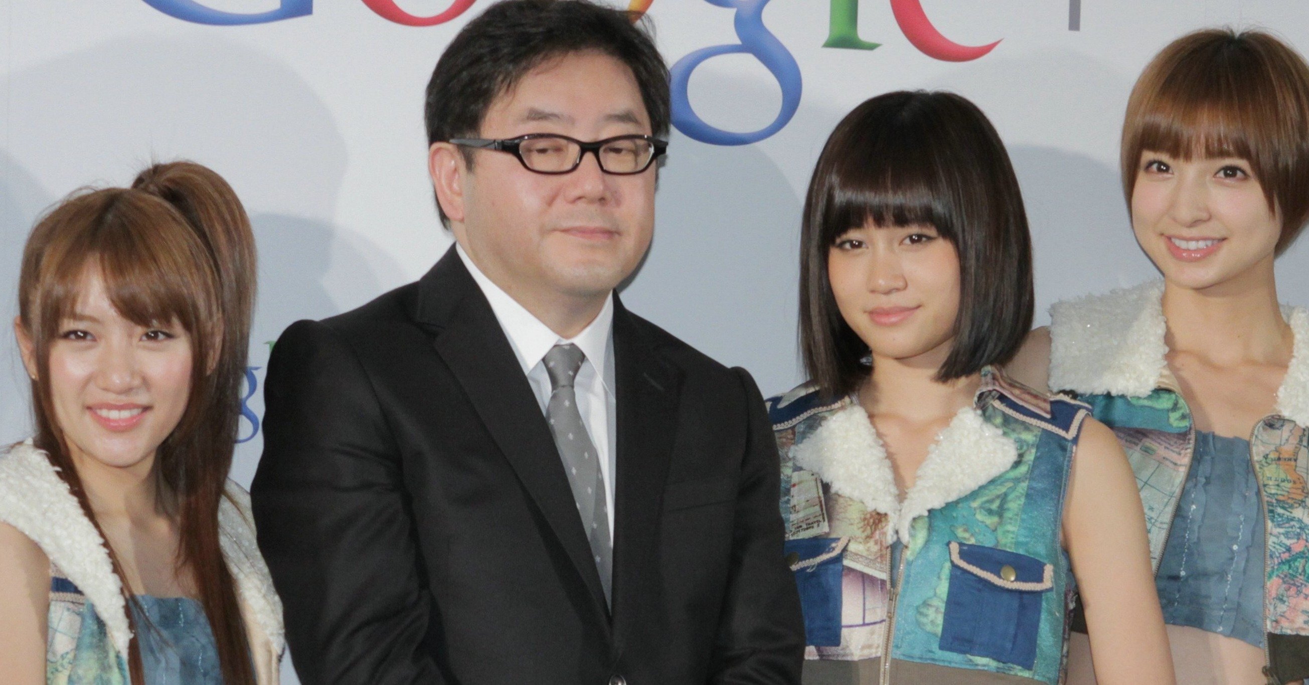AKB48のメンバーとプロデューサーの秋元康氏