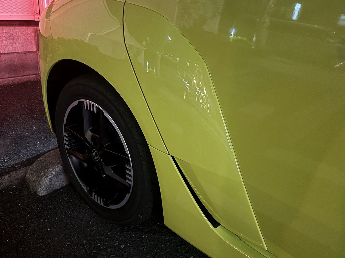 185/55R15へワイド化されたタイヤと張り出したフェンダー