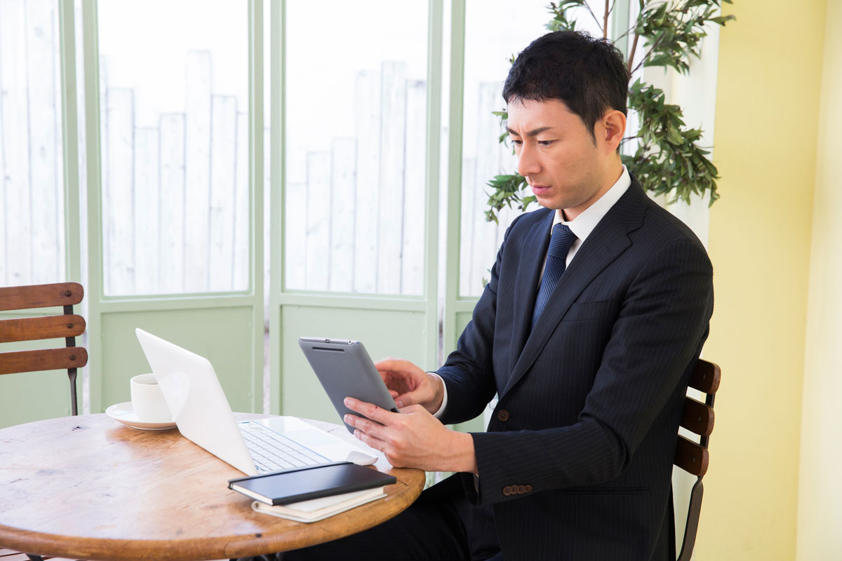 新人弁護士「年収100万でファミレスバイト掛け持ち」貧困の実態