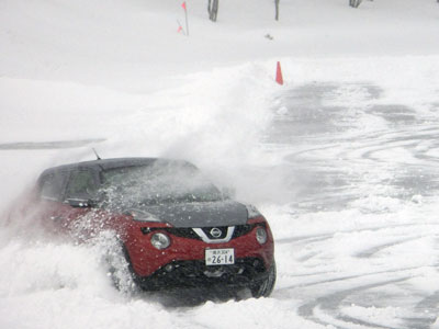 日産リーフが雪道で四駆並みに走りやすい理由