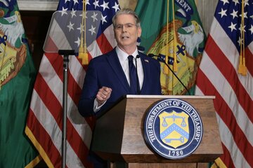 米財務長官、イラン孤立化へ新たな制裁措置発表