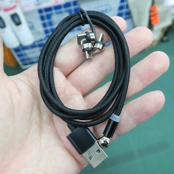360度回転するマグネット式充電ケーブルが1980円
