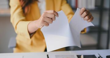 【5分で英語力アップ】「ビリビリに破く」を英語でどう言う?