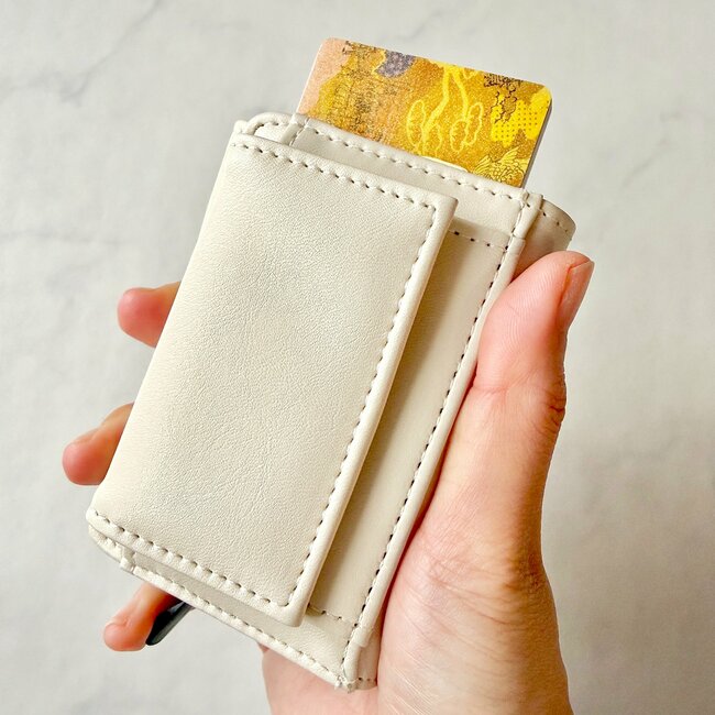 お薬が15日分入った!無印良品の“天才が考えた収納グッズ”使い道が無限大すぎる!「診察券の整理に家族分購入」「見やすいし探しやすい」