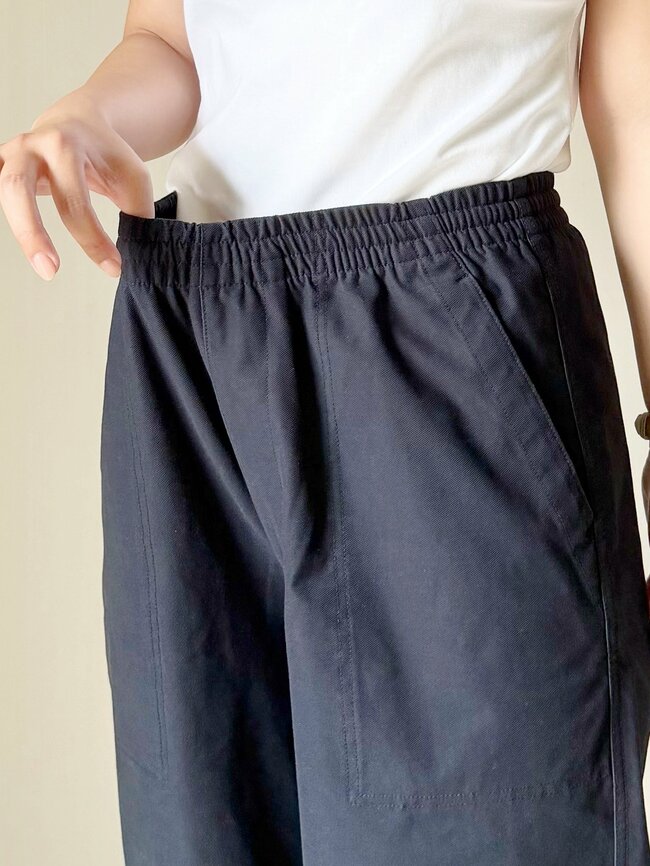 「試着して即決でした」ユニクロの“楽ちんワイドパンツ”毎日はきたくなるほど快適!「脚の形を拾わないので安心」「部屋着でもお出かけでも使える」《購入レビュー》