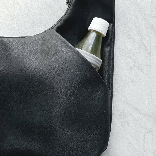 「ポケットがわりに使ってます」無印良品の“大きく開くサコッシュ”が使い道いろいろで優秀すぎる!「サッとお出かけできて最高」「見た目以上の収納力」