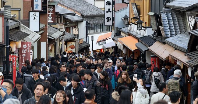 観光客でにぎわう清水寺への参道「清水坂」