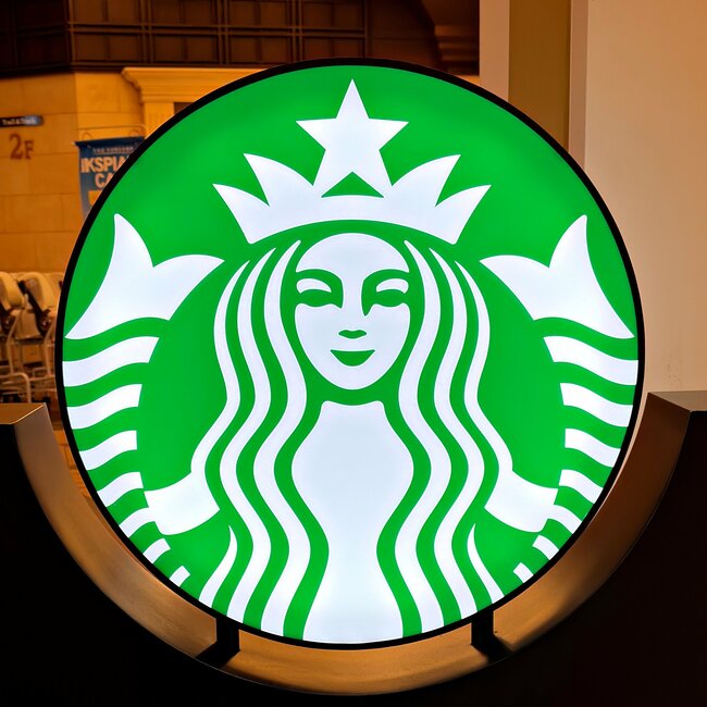 【スタバ】「2店舗目で発見」「かわいすぎる」ハロウィン限定の“幻想的なグラス”猫耳がめっちゃキュート！「めちゃくちゃ好きです」《購入レビュー》