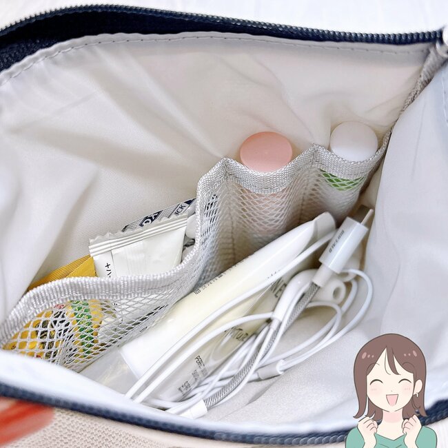 お薬手帳や診察券、処方薬がまるっと入った！スターバックスの「オシャレな薄型ポーチ」お財布代わりにもなって使い勝手バツグン！【購入レビュー】