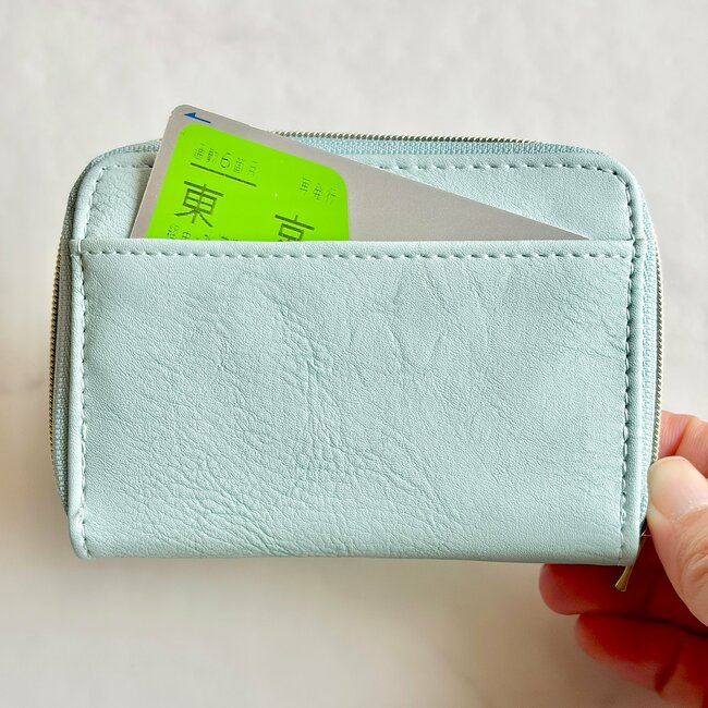 もう普通の財布に戻れないかも…！ダイソーの“高見えミニ財布”カードや診察券が21枚も入って嬉しい！