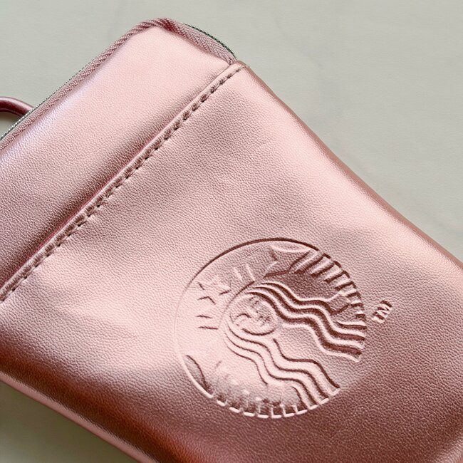 「朝イチで買ってきちゃった」スタバの“きらきら桜ポーチ”ドリンク券がついてお得すぎる！「買えて良かった」「お店出るときには無くなってた！」