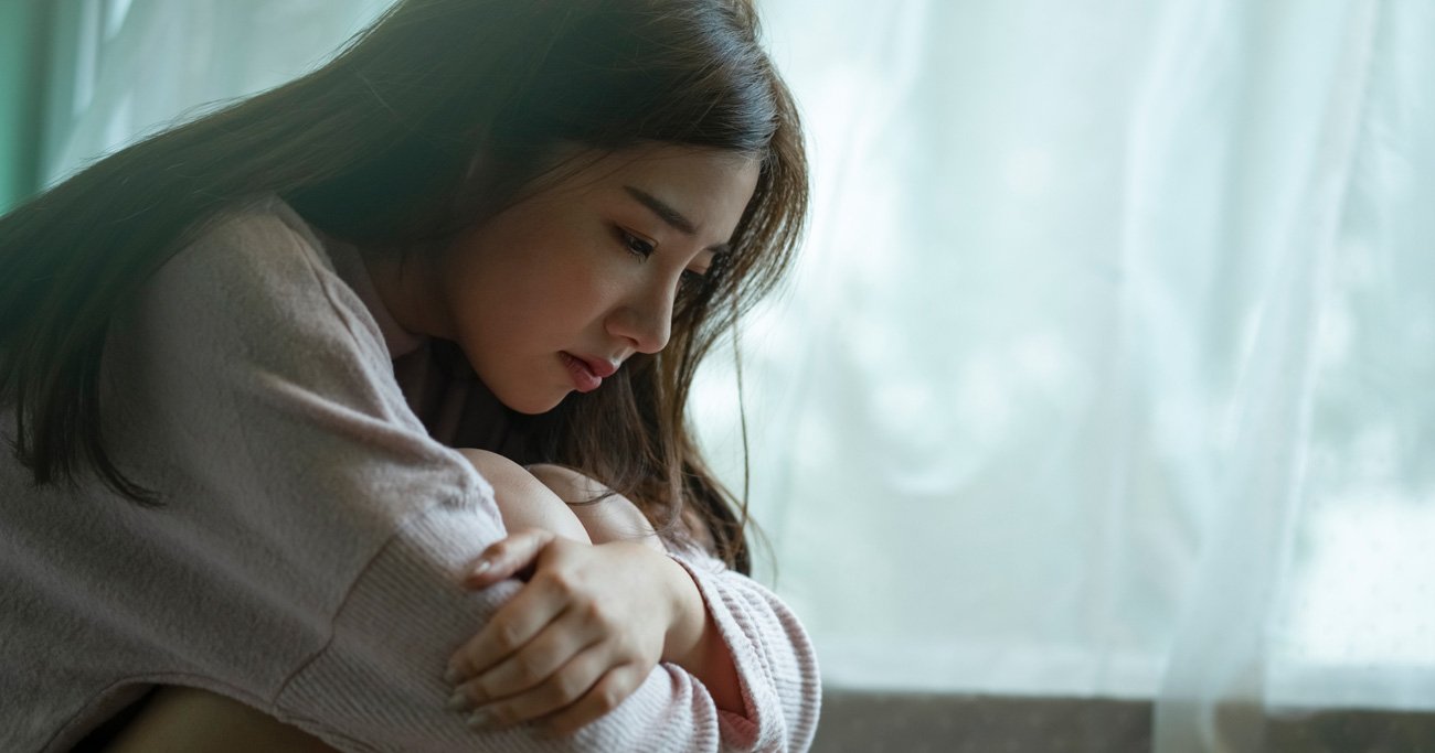 「悲しすぎて頭が痛い…」泣き頭痛とは？うつ病の誤解で症状悪化リスクも